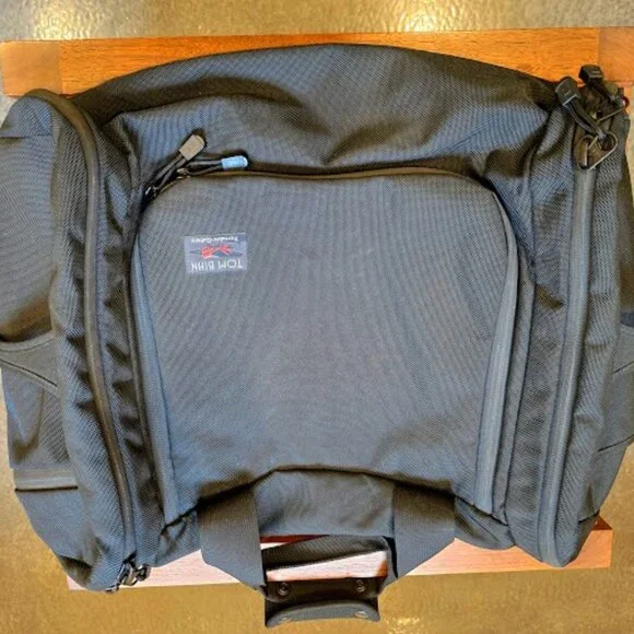 Tom Bihn Aeronaut 45 - RARE - Black 1050d Ballistic / Full Red Halcyon Interior - Picture 2 of 3